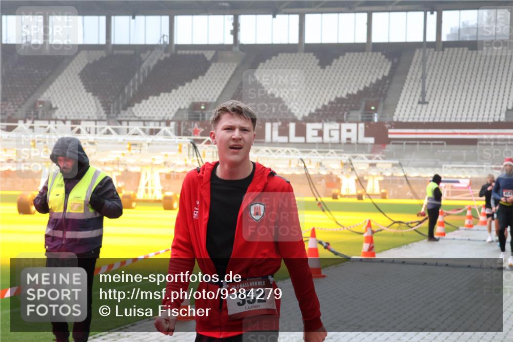 07.12.2025 - St. Pauli X-Mass-Run No. 15 Luisa Fischer http://msf.ph/oto/9384279 07.12.2025 10:14:53 Ziel 709, 15, 352, 4549, 174, 352, 1158, 2564, 2617, 2618, 2864, 3243, 3481, 3565, 4489, 4502, 4508, 4526, 4545 meine-sportfotos.de