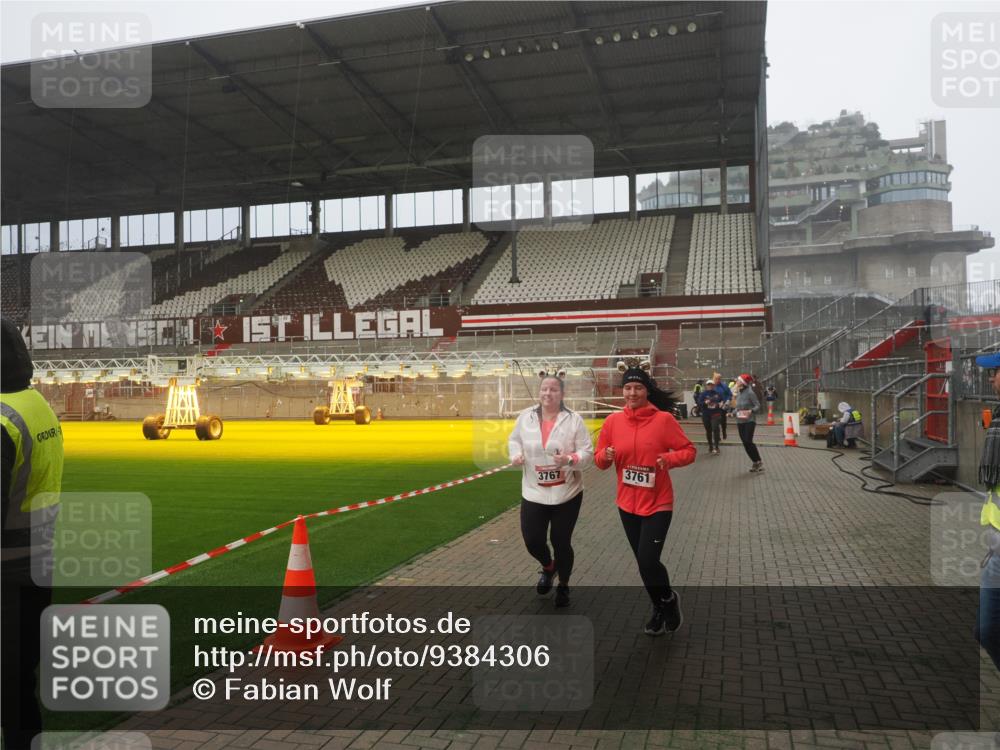 07.12.2025 - St. Pauli X-Mass-Run No. 15 Fabian Wolf http://msf.ph/oto/9384306 07.12.2025 10:11:52 Ziel 670, 1687, 1688, 2906, 2909, 3085, 3761, 3767, 3909, 3932, 3935 meine-sportfotos.de