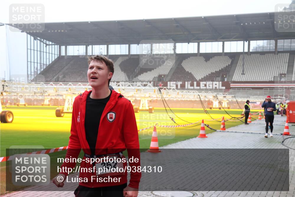 07.12.2025 - St. Pauli X-Mass-Run No. 15 Luisa Fischer http://msf.ph/oto/9384310 07.12.2025 10:14:54 Ziel 15, 352, 174, 352, 1158, 2564, 2617, 2618, 2864, 3243, 3481, 3565, 4489, 4502, 4508, 4526, 4545 meine-sportfotos.de