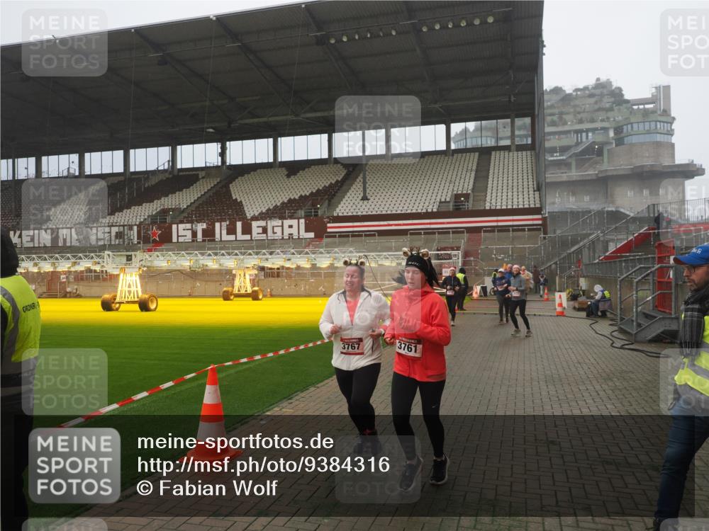 07.12.2025 - St. Pauli X-Mass-Run No. 15 Fabian Wolf http://msf.ph/oto/9384316 07.12.2025 10:11:52 Ziel 670, 1687, 1688, 2906, 2909, 3085, 3761, 3767, 3909, 3932, 3935 meine-sportfotos.de