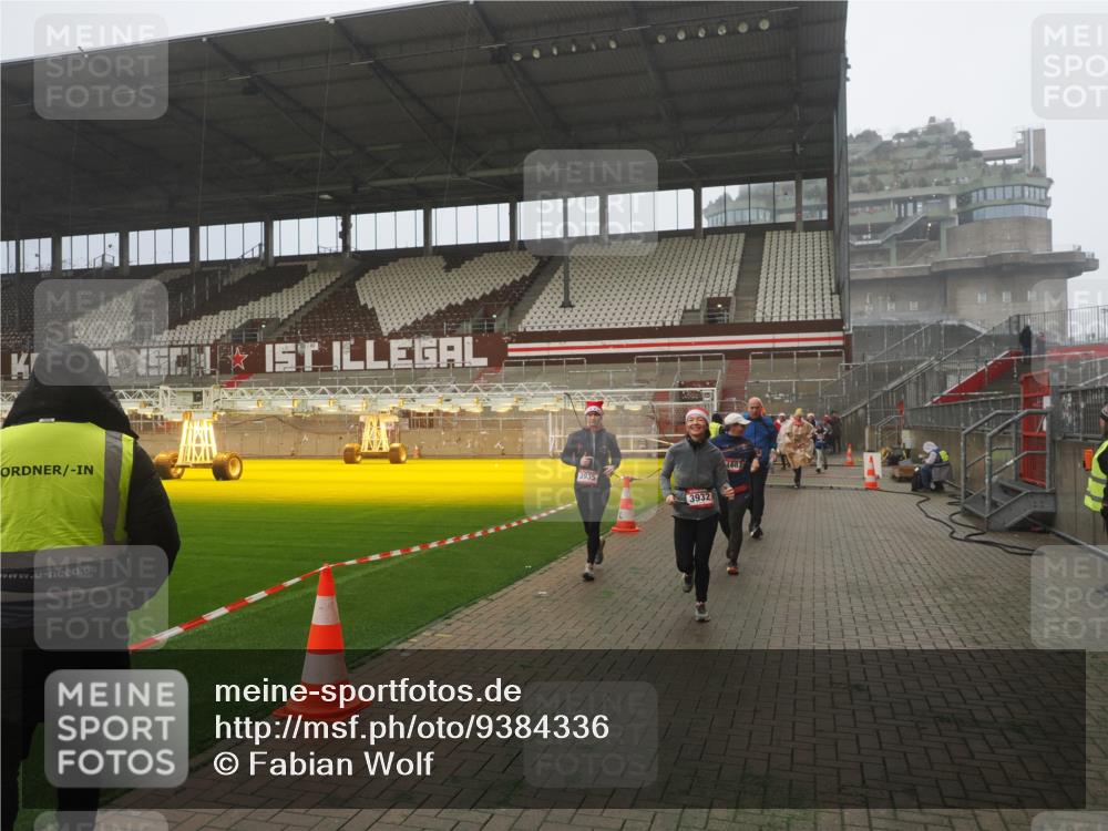 07.12.2025 - St. Pauli X-Mass-Run No. 15 Fabian Wolf http://msf.ph/oto/9384336 07.12.2025 10:11:56 Ziel 756, 1687, 1688, 2177, 2906, 3761, 3767, 3870, 3932, 3935 meine-sportfotos.de