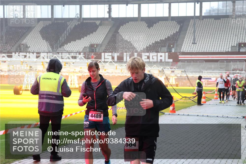 07.12.2025 - St. Pauli X-Mass-Run No. 15 Luisa Fischer http://msf.ph/oto/9384339 07.12.2025 10:15:11 Ziel 28, 4489, 15, 864, 352, 762, 1158, 1363, 1867, 1869, 1873, 2564, 2617, 2618, 2864, 2883, 2891, 3481, 3565, 3741, 4001, 4004, 4489, 4508, 4545 meine-sportfotos.de
