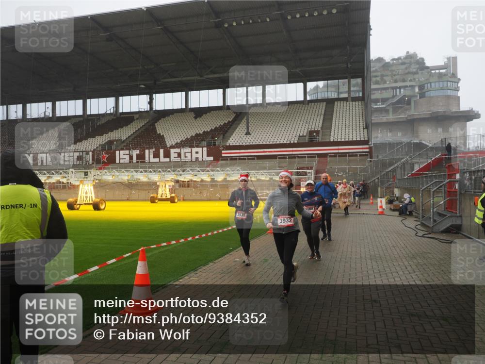 07.12.2025 - St. Pauli X-Mass-Run No. 15 Fabian Wolf http://msf.ph/oto/9384352 07.12.2025 10:11:57 Ziel 756, 1687, 1688, 1833, 2177, 2906, 3761, 3767, 3870, 3932, 3935 meine-sportfotos.de