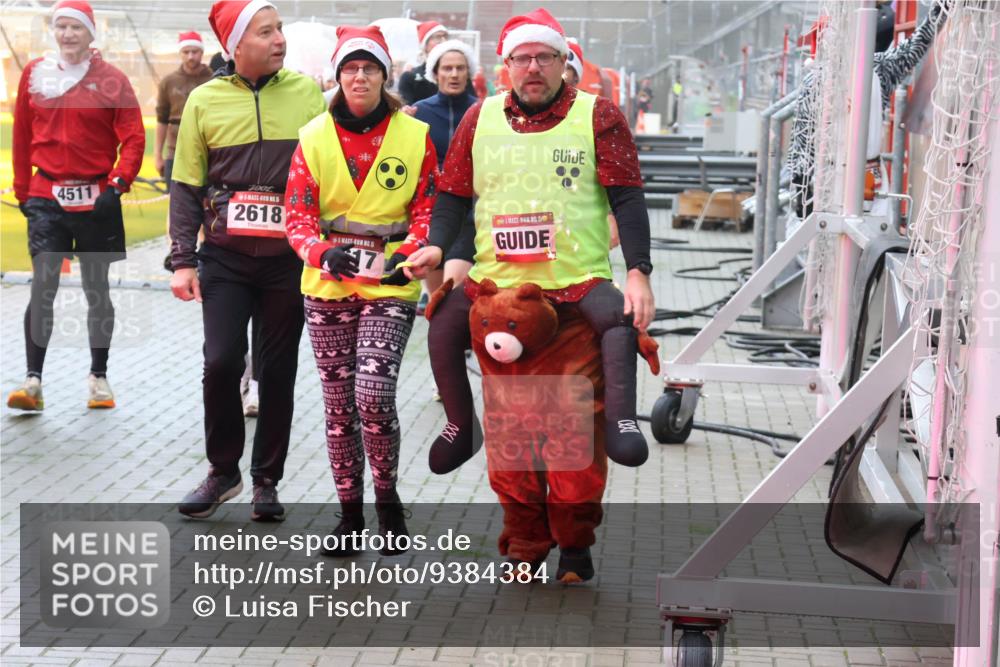 07.12.2025 - St. Pauli X-Mass-Run No. 15 Luisa Fischer http://msf.ph/oto/9384384 07.12.2025 10:15:27 Ziel 4511, 7001, 5, 2618, 15, 37, 150, 308, 431, 436, 438, 762, 1180, 1183, 1363, 1867, 1869, 1873, 1885, 2666, 2667, 2668, 2864, 2883, 2891, 3103, 3481, 3565, 3741, 4001, 4004, 4508, 4536 meine-sportfotos.de