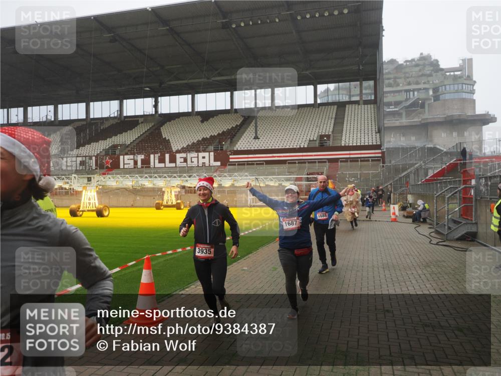 07.12.2025 - St. Pauli X-Mass-Run No. 15 Fabian Wolf http://msf.ph/oto/9384387 07.12.2025 10:11:58 Ziel 756, 1389, 1687, 1688, 1833, 2177, 2906, 3761, 3767, 3870, 3932, 3935 meine-sportfotos.de