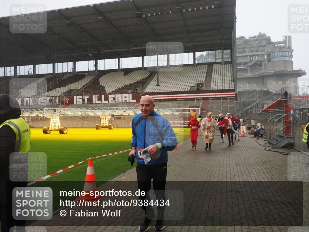 07.12.2025 - St. Pauli X-Mass-Run No. 15 Fabian Wolf http://msf.ph/oto/9384434 07.12.2025 10:12:00 Ziel 756, 1389, 1687, 1688, 1833, 2177, 2906, 3761, 3767, 3870, 3932, 3935, 4658 meine-sportfotos.de