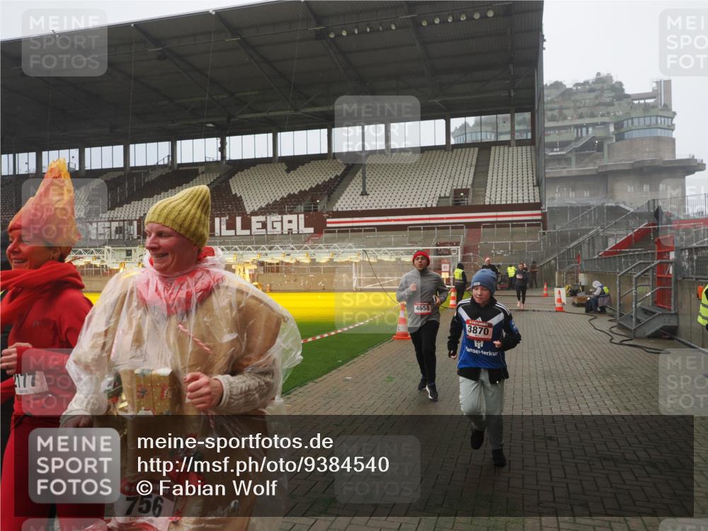 07.12.2025 - St. Pauli X-Mass-Run No. 15 Fabian Wolf http://msf.ph/oto/9384540 07.12.2025 10:12:04 Ziel 756, 1389, 1526, 1687, 1688, 1833, 2177, 2906, 3870, 3932, 3935, 4658 meine-sportfotos.de