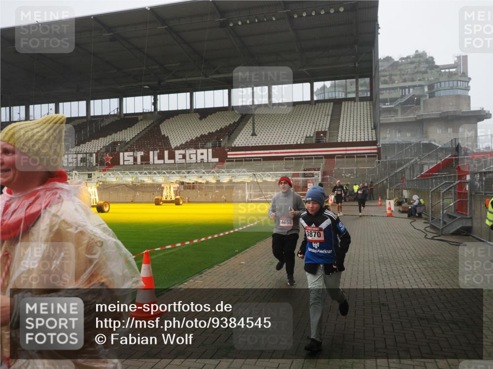 07.12.2025 - St. Pauli X-Mass-Run No. 15 Fabian Wolf http://msf.ph/oto/9384545 07.12.2025 10:12:05 Ziel 756, 1389, 1526, 1687, 1688, 1833, 2177, 3870, 3932, 3935, 4658 meine-sportfotos.de