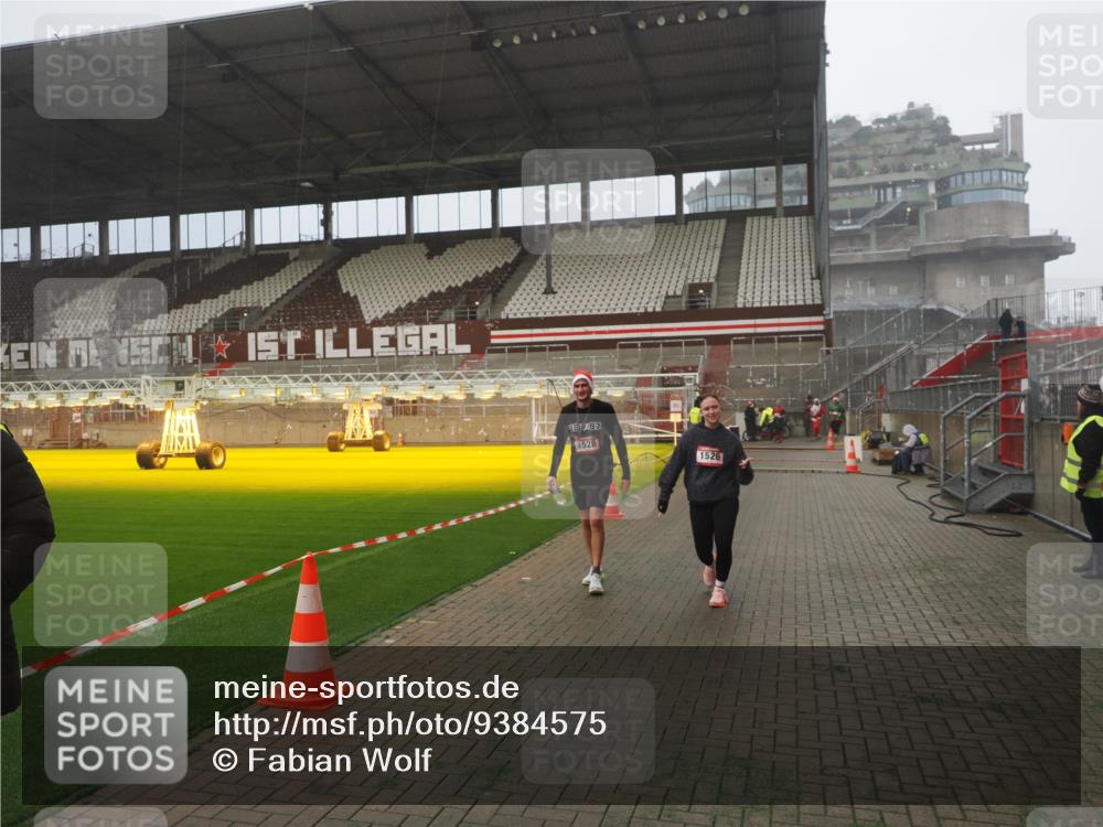 07.12.2025 - St. Pauli X-Mass-Run No. 15 Fabian Wolf http://msf.ph/oto/9384575 07.12.2025 10:12:11 Ziel 756, 1389, 1526, 1833, 2177, 3870, 4658 meine-sportfotos.de