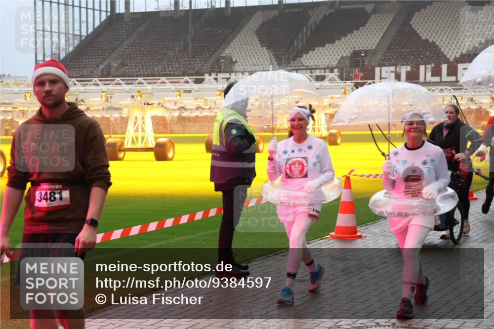 07.12.2025 - St. Pauli X-Mass-Run No. 15 Luisa Fischer http://msf.ph/oto/9384597 07.12.2025 10:15:42 Ziel 3481, 308, 431, 436, 438, 762, 1180, 1183, 1363, 1867, 1869, 1873, 1885, 2666, 2667, 2668, 2745, 2883, 2891, 3053, 3103, 3741, 4001, 4004, 4494, 4536 meine-sportfotos.de