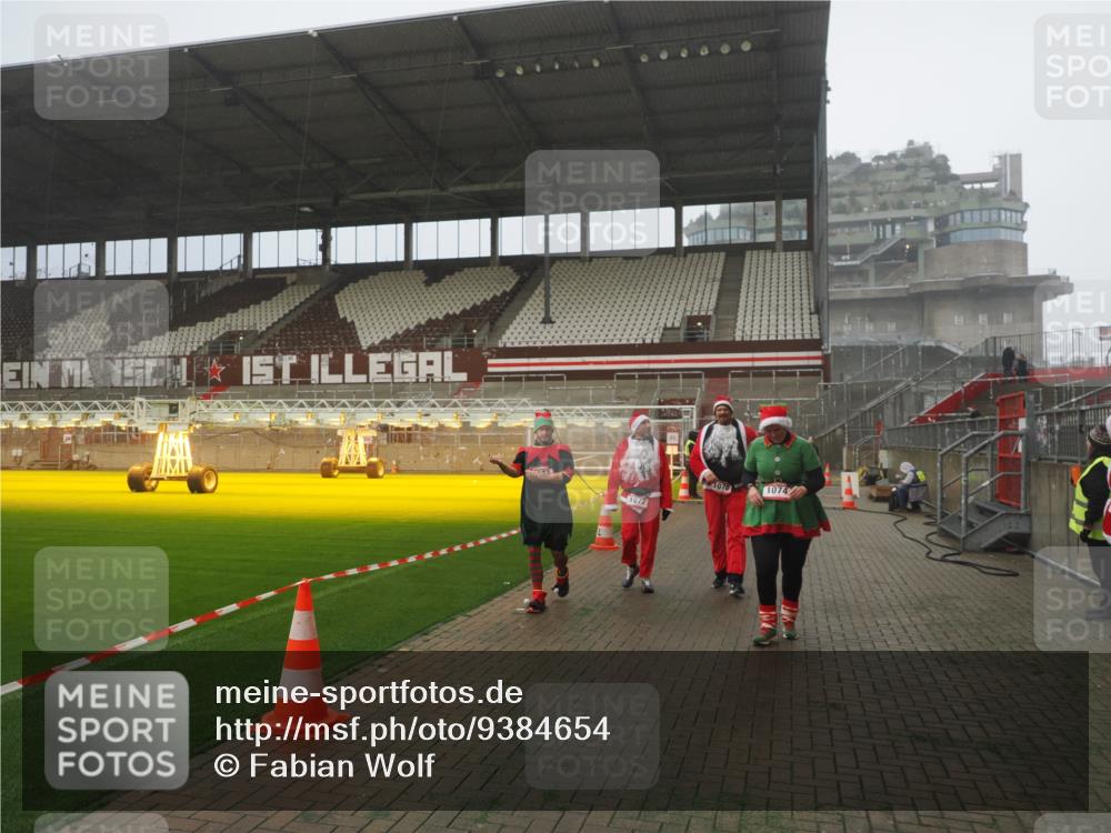 07.12.2025 - St. Pauli X-Mass-Run No. 15 Fabian Wolf http://msf.ph/oto/9384654 07.12.2025 10:12:28 Ziel 1070, 1072, 1074, 1077, 2758, 2760, 2770, 3585 meine-sportfotos.de