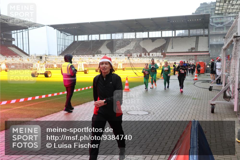 07.12.2025 - St. Pauli X-Mass-Run No. 15 Luisa Fischer http://msf.ph/oto/9384740 07.12.2025 10:16:04 Ziel 2666, 431, 436, 438, 1180, 1183, 1885, 2545, 2546, 2641, 2645, 2652, 2658, 2659, 2666, 2667, 2668, 2745, 3053, 3103, 4455, 4494, 4536 meine-sportfotos.de