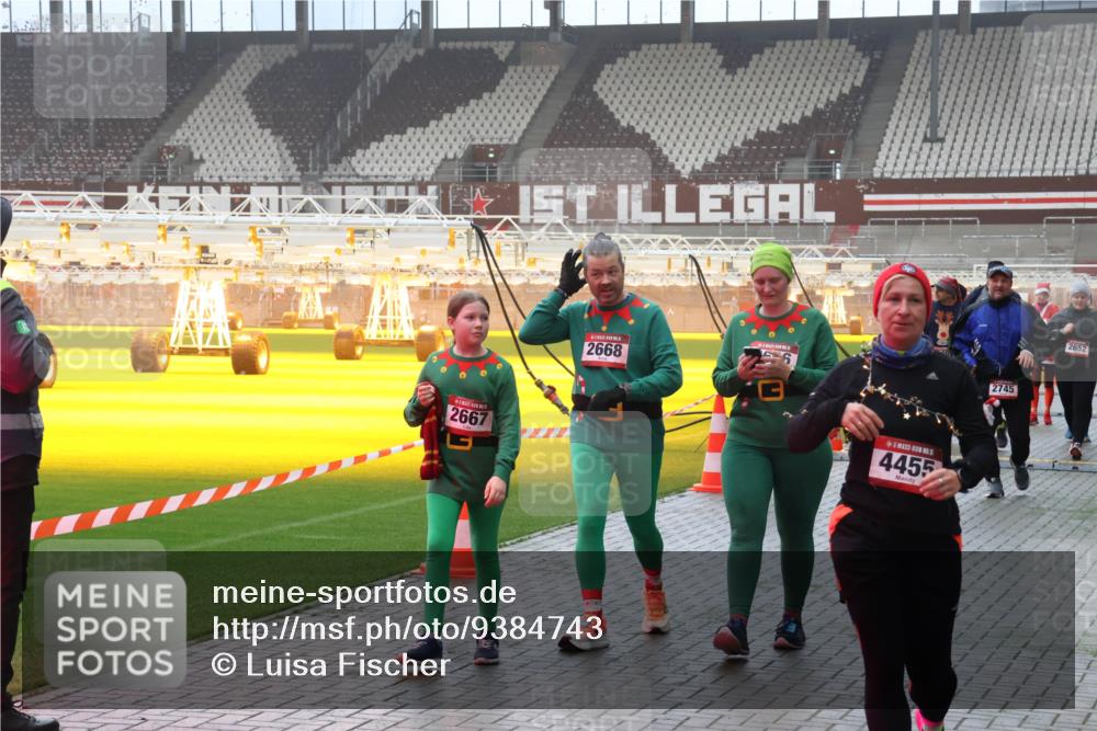 07.12.2025 - St. Pauli X-Mass-Run No. 15 Luisa Fischer http://msf.ph/oto/9384743 07.12.2025 10:16:07 Ziel 2667, 2668, 6, 4455, 2745, 2652, 431, 436, 438, 1180, 1183, 1885, 2545, 2546, 2641, 2645, 2652, 2658, 2659, 2745, 3053, 3103, 4455, 4494, 4536 meine-sportfotos.de