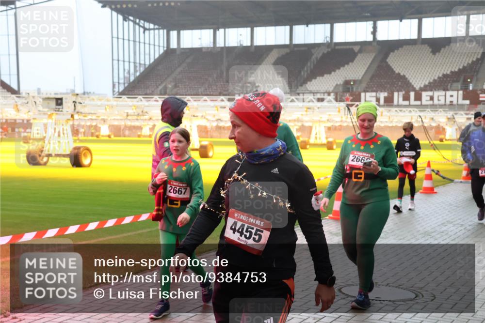 07.12.2025 - St. Pauli X-Mass-Run No. 15 Luisa Fischer http://msf.ph/oto/9384753 07.12.2025 10:16:11 Ziel 2667, 15, 4455, 266, 436, 1180, 1183, 1885, 2545, 2546, 2641, 2645, 2652, 2658, 2659, 2745, 3053, 3103, 4455, 4494, 4536 meine-sportfotos.de