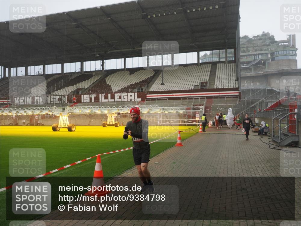 07.12.2025 - St. Pauli X-Mass-Run No. 15 Fabian Wolf http://msf.ph/oto/9384798 07.12.2025 10:12:35 Ziel 1070, 1072, 1074, 1077, 2758, 2760, 2770, 3585 meine-sportfotos.de