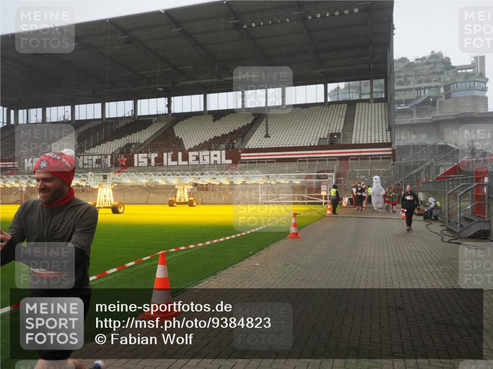 07.12.2025 - St. Pauli X-Mass-Run No. 15 Fabian Wolf http://msf.ph/oto/9384823 07.12.2025 10:12:36 Ziel 1070, 1072, 1074, 1077, 2758, 2760, 2770, 3428, 3514, 3585, 3799, 3834, 3836 meine-sportfotos.de