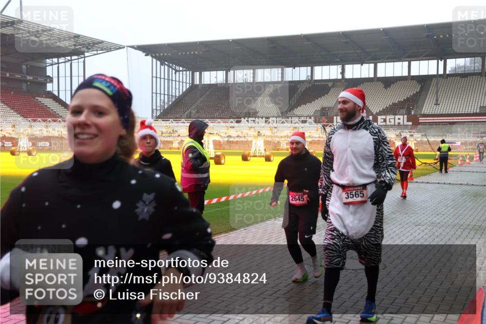 07.12.2025 - St. Pauli X-Mass-Run No. 15 Luisa Fischer http://msf.ph/oto/9384824 07.12.2025 10:16:18 Ziel 2645, 3565, 2545, 2546, 2641, 2645, 2652, 2658, 2659, 2745, 3053, 4455 meine-sportfotos.de