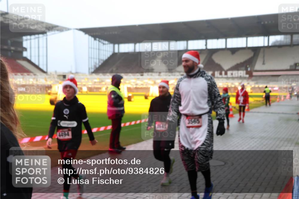 07.12.2025 - St. Pauli X-Mass-Run No. 15 Luisa Fischer http://msf.ph/oto/9384826 07.12.2025 10:16:18 Ziel 4494, 3565, 2545, 2546, 2641, 2645, 2652, 2658, 2659, 2745, 3053, 4455 meine-sportfotos.de