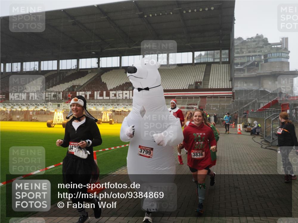 07.12.2025 - St. Pauli X-Mass-Run No. 15 Fabian Wolf http://msf.ph/oto/9384869 07.12.2025 10:12:46 Ziel 9, 18, 938, 2770, 3040, 3428, 3514, 3551, 3557, 3585, 3799, 3834, 3836 meine-sportfotos.de