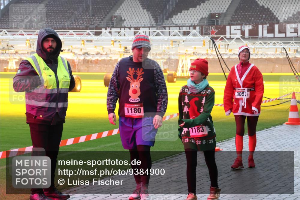 07.12.2025 - St. Pauli X-Mass-Run No. 15 Luisa Fischer http://msf.ph/oto/9384900 07.12.2025 10:16:22 Ziel 6709, 15, 1180, 1183, 305, 21, 394, 2545, 2546, 2641, 2645, 2652, 2658, 2659, 2745, 3053, 4455 meine-sportfotos.de