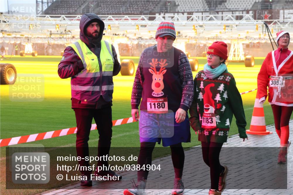 07.12.2025 - St. Pauli X-Mass-Run No. 15 Luisa Fischer http://msf.ph/oto/9384904 07.12.2025 10:16:23 Ziel 6709, 15, 1180, 1183, 305, 21, 394, 2545, 2546, 2641, 2645, 2652, 2658, 2659, 2745, 3053, 4455 meine-sportfotos.de