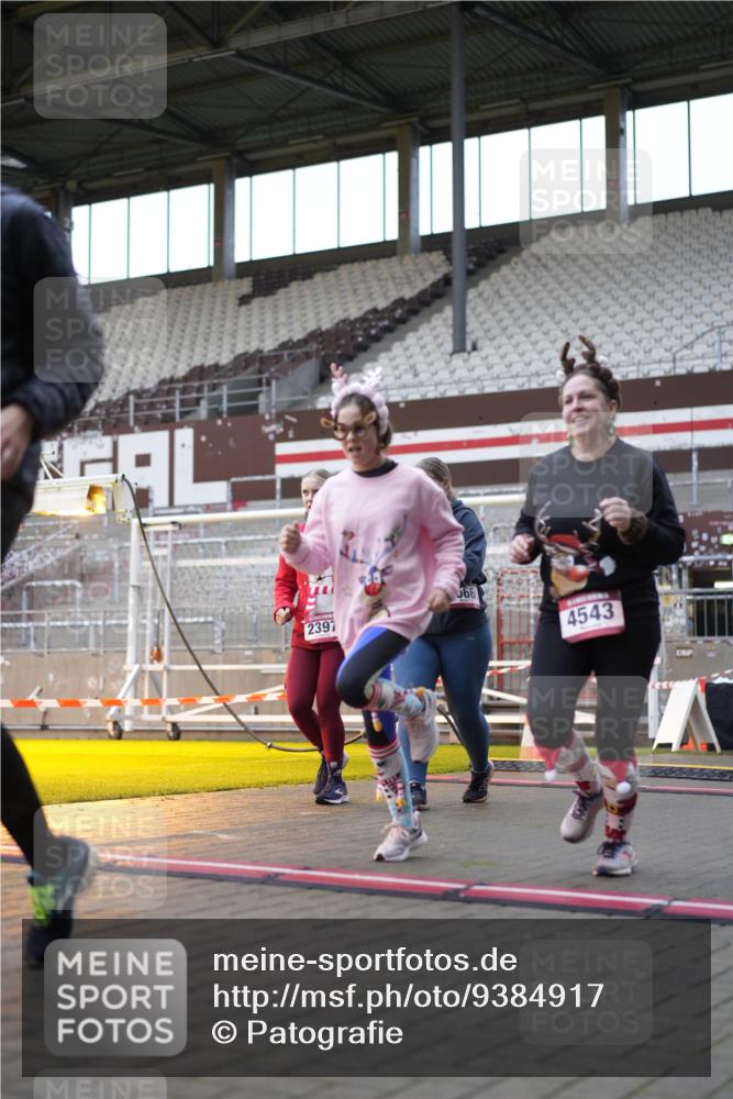 07.12.2025 - St. Pauli X-Mass-Run No. 15 Patografie http://msf.ph/oto/9384917 07.12.2025 10:28:45 Ziel 1095, 1308, 1330, 1566, 2046, 2051, 2397, 4265, 4291, 4414, 4446, 4449, 4450, 4543, 4544 meine-sportfotos.de