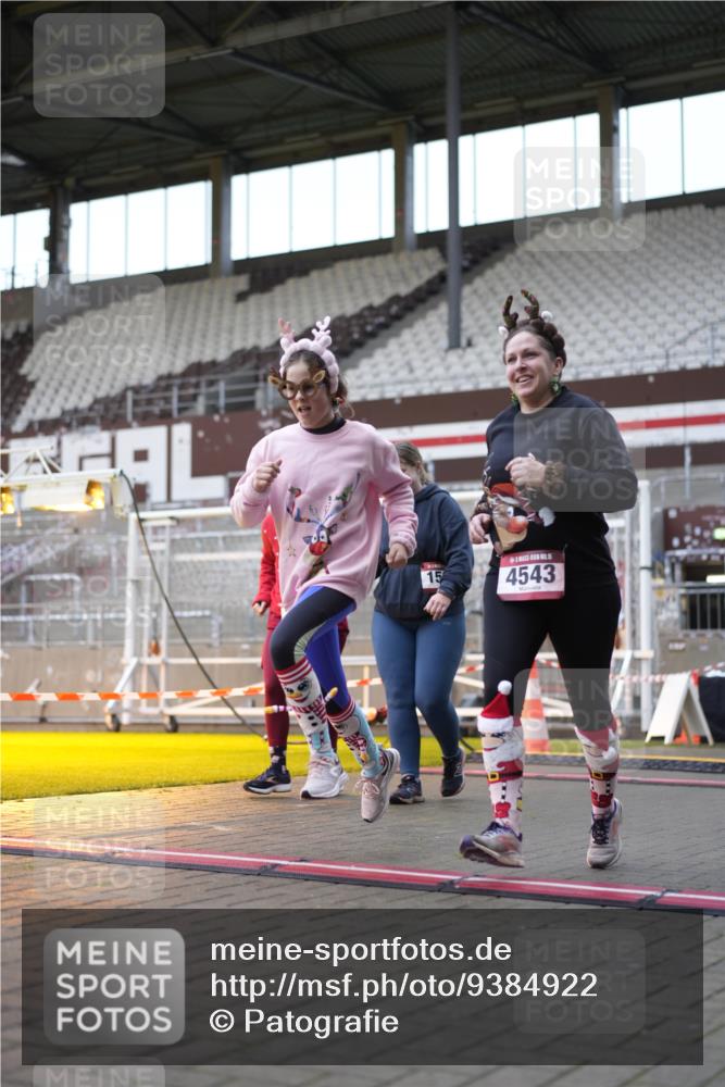 07.12.2025 - St. Pauli X-Mass-Run No. 15 Patografie http://msf.ph/oto/9384922 07.12.2025 10:28:45 Ziel 1095, 1308, 1330, 1566, 2046, 2051, 2397, 4265, 4291, 4414, 4446, 4449, 4450, 4543, 4544 meine-sportfotos.de