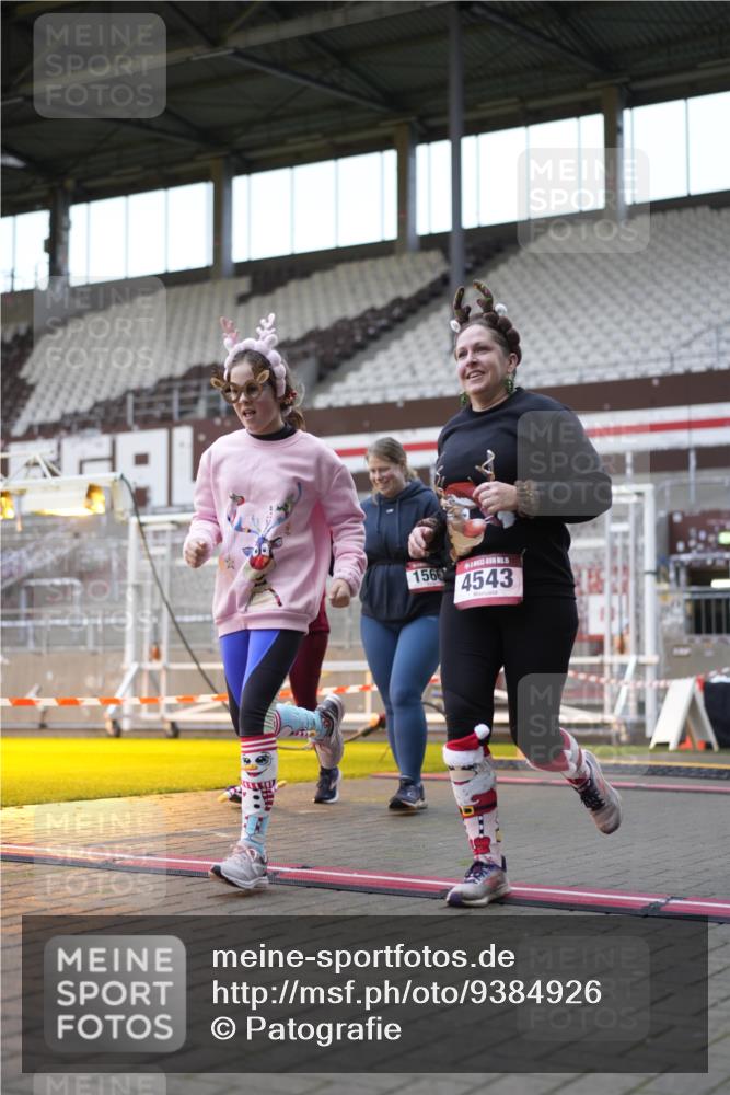 07.12.2025 - St. Pauli X-Mass-Run No. 15 Patografie http://msf.ph/oto/9384926 07.12.2025 10:28:45 Ziel 1095, 1308, 1330, 1566, 2046, 2051, 2397, 4265, 4291, 4414, 4446, 4449, 4450, 4543, 4544 meine-sportfotos.de