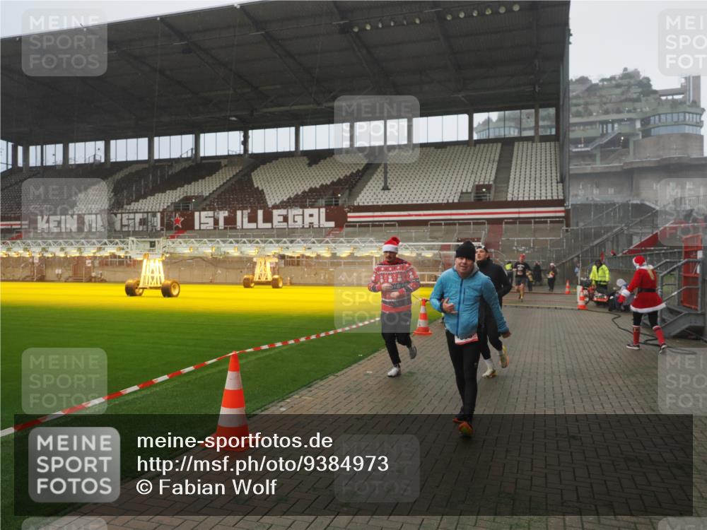07.12.2025 - St. Pauli X-Mass-Run No. 15 Fabian Wolf http://msf.ph/oto/9384973 07.12.2025 10:12:56 Ziel 9, 18, 80, 938, 1397, 2687, 3040, 3428, 3514, 3551, 3557, 3799, 3834, 3836, 4487 meine-sportfotos.de