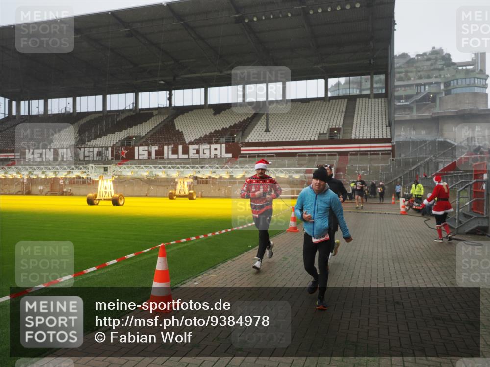07.12.2025 - St. Pauli X-Mass-Run No. 15 Fabian Wolf http://msf.ph/oto/9384978 07.12.2025 10:12:56 Ziel 9, 18, 80, 938, 1397, 2687, 3040, 3428, 3514, 3551, 3557, 3799, 3834, 3836, 4487 meine-sportfotos.de