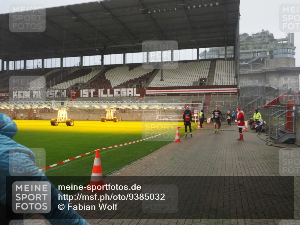 07.12.2025 - St. Pauli X-Mass-Run No. 15 Fabian Wolf http://msf.ph/oto/9385032 07.12.2025 10:12:58 Ziel 9, 18, 80, 938, 1397, 2687, 2712, 3040, 4487 meine-sportfotos.de
