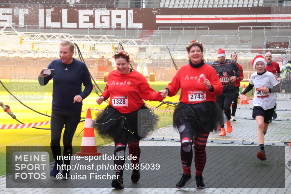 07.12.2025 - St. Pauli X-Mass-Run No. 15 Luisa Fischer http://msf.ph/oto/9385039 07.12.2025 10:16:49 Ziel 7, 1328, 2743, 4363, 4510, 394, 1328, 2185, 2266, 2545, 2546, 2743, 4362, 4363, 4510 meine-sportfotos.de