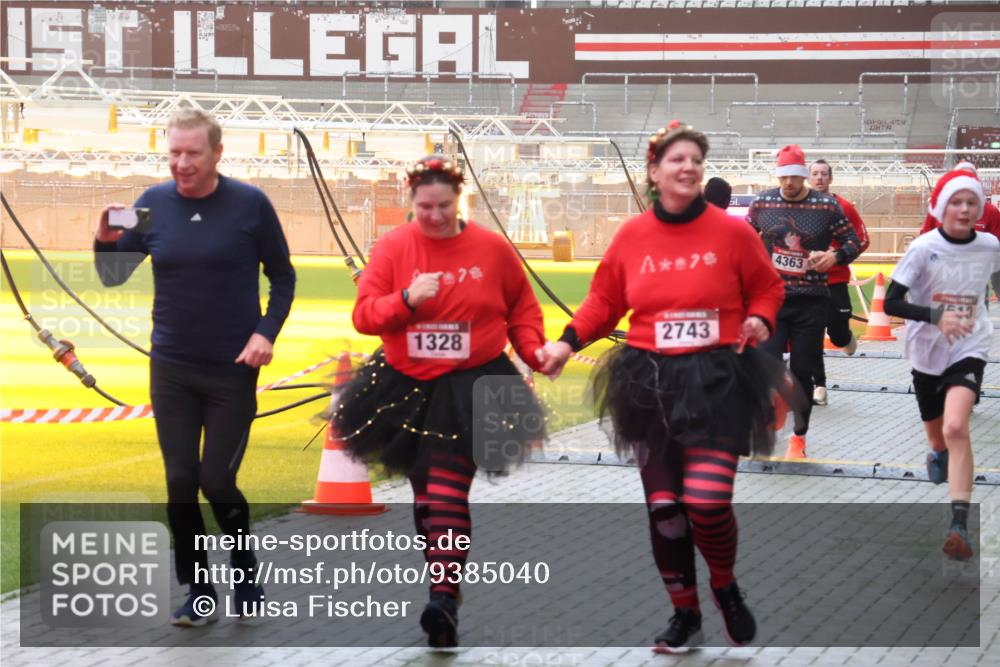 07.12.2025 - St. Pauli X-Mass-Run No. 15 Luisa Fischer http://msf.ph/oto/9385040 07.12.2025 10:16:49 Ziel 1328, 7, 2743, 4363, 394, 1328, 2185, 2266, 2545, 2546, 2743, 4362, 4363, 4510 meine-sportfotos.de