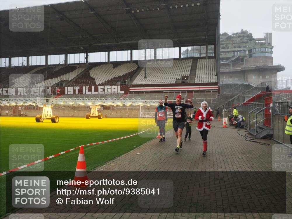 07.12.2025 - St. Pauli X-Mass-Run No. 15 Fabian Wolf http://msf.ph/oto/9385041 07.12.2025 10:13:02 Ziel 80, 938, 1397, 1733, 2687, 2711, 2712, 4487 meine-sportfotos.de