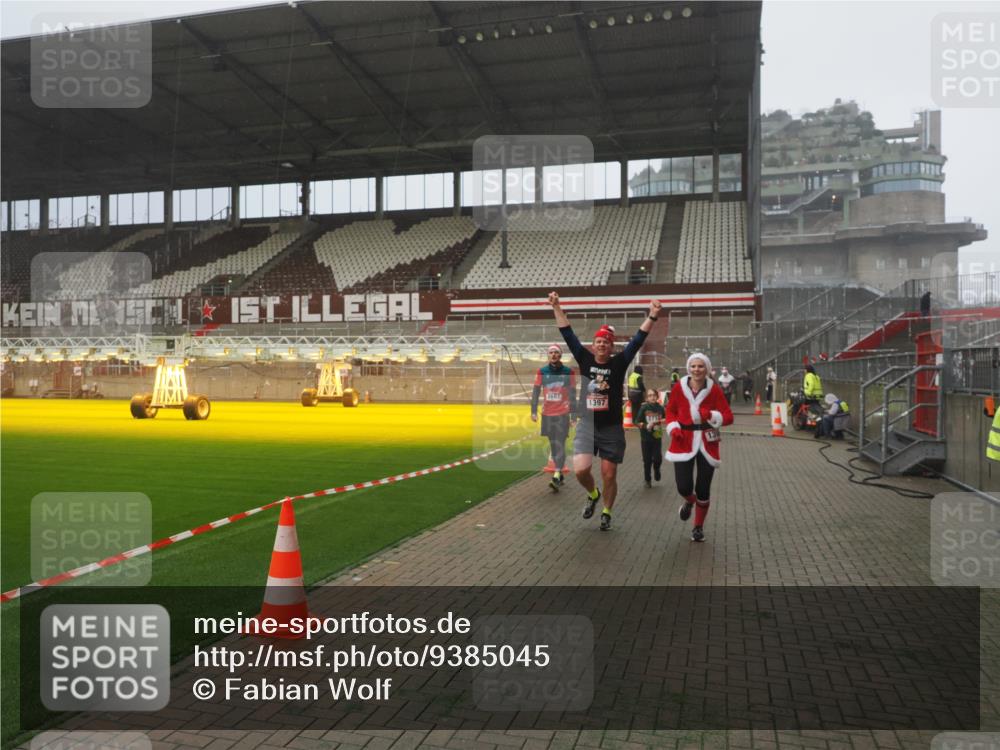 07.12.2025 - St. Pauli X-Mass-Run No. 15 Fabian Wolf http://msf.ph/oto/9385045 07.12.2025 10:13:02 Ziel 80, 938, 1397, 1733, 2687, 2711, 2712, 4487 meine-sportfotos.de