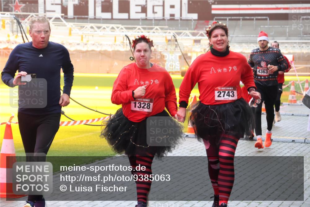 07.12.2025 - St. Pauli X-Mass-Run No. 15 Luisa Fischer http://msf.ph/oto/9385063 07.12.2025 10:16:50 Ziel 15, 1328, 15, 2743, 4363, 394, 1328, 2185, 2266, 2545, 2546, 2743, 4362, 4363, 4510 meine-sportfotos.de