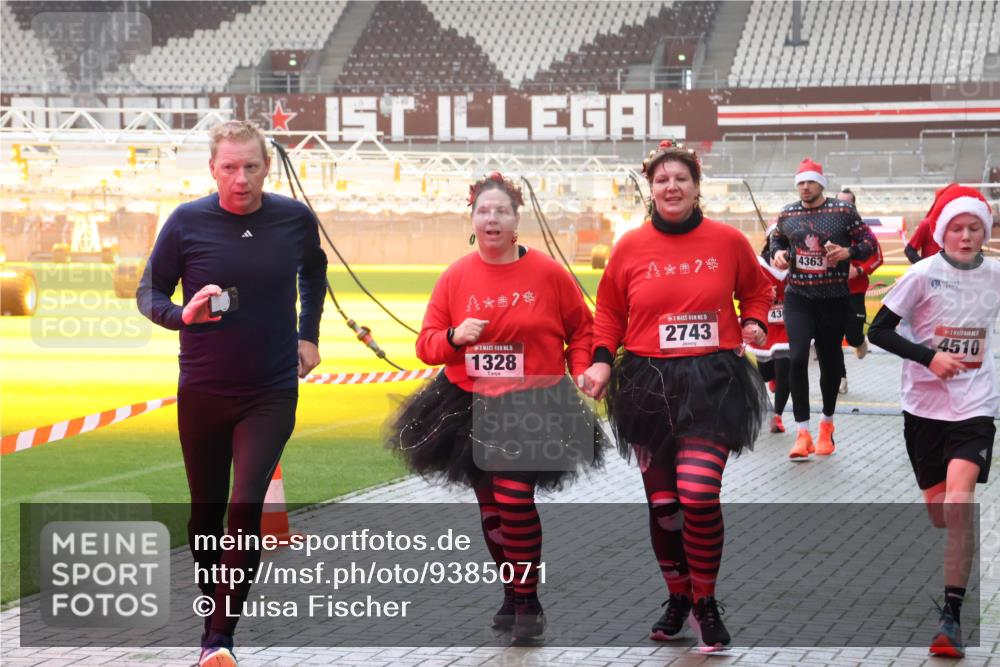 07.12.2025 - St. Pauli X-Mass-Run No. 15 Luisa Fischer http://msf.ph/oto/9385071 07.12.2025 10:16:51 Ziel 15, 1328, 15, 2743, 43, 4363, 4510, 394, 1328, 2185, 2266, 2545, 2546, 2743, 4362, 4363, 4510 meine-sportfotos.de