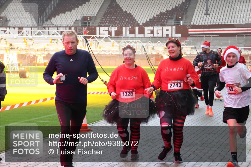 07.12.2025 - St. Pauli X-Mass-Run No. 15 Luisa Fischer http://msf.ph/oto/9385072 07.12.2025 10:16:51 Ziel 4363, 15, 1328, 15, 2743, 45, 394, 1328, 2185, 2266, 2545, 2546, 2743, 4362, 4363, 4510 meine-sportfotos.de