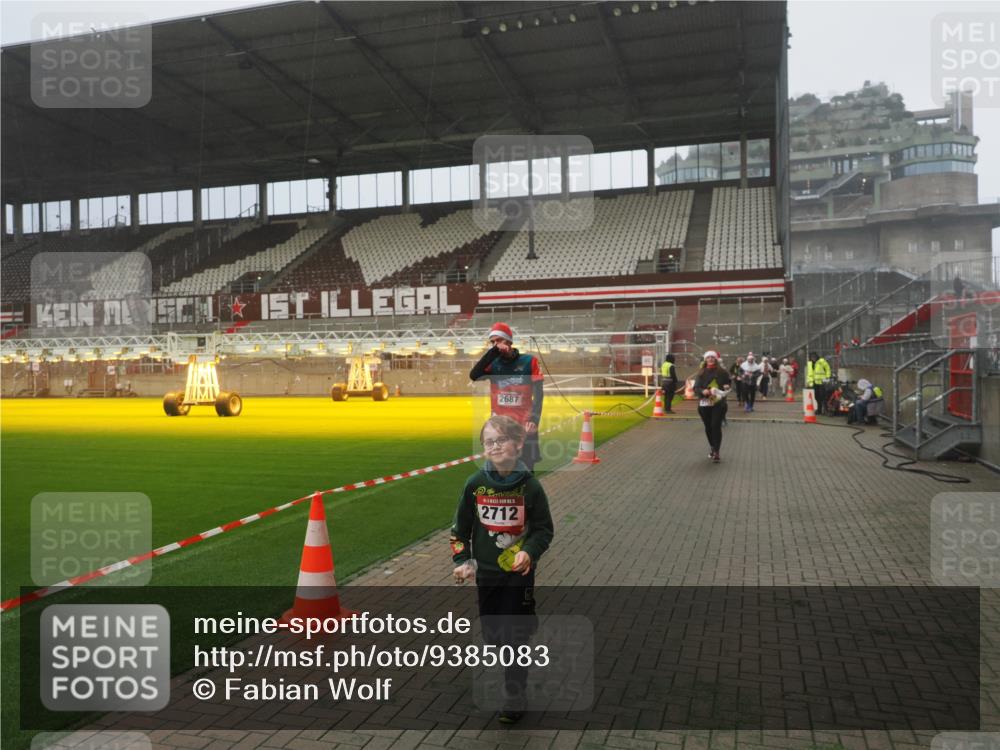 07.12.2025 - St. Pauli X-Mass-Run No. 15 Fabian Wolf http://msf.ph/oto/9385083 07.12.2025 10:13:05 Ziel 80, 1126, 1397, 1733, 2687, 2711, 2712, 3588, 3589, 4487 meine-sportfotos.de
