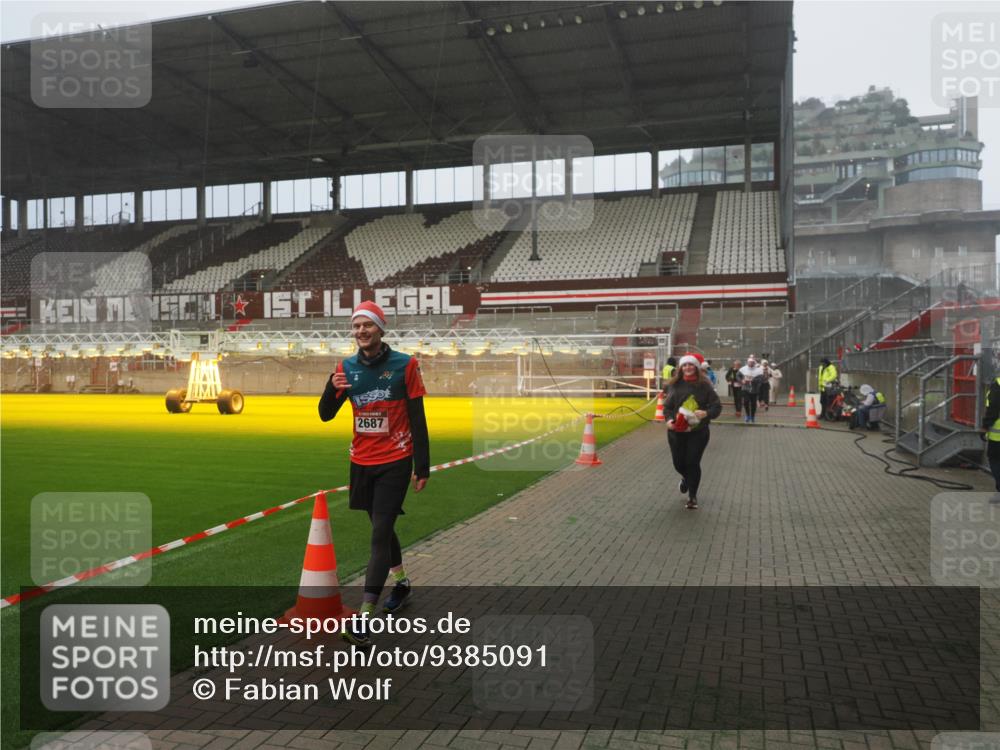 07.12.2025 - St. Pauli X-Mass-Run No. 15 Fabian Wolf http://msf.ph/oto/9385091 07.12.2025 10:13:06 Ziel 80, 1126, 1397, 1733, 2687, 2711, 2712, 3588, 3589, 4487 meine-sportfotos.de
