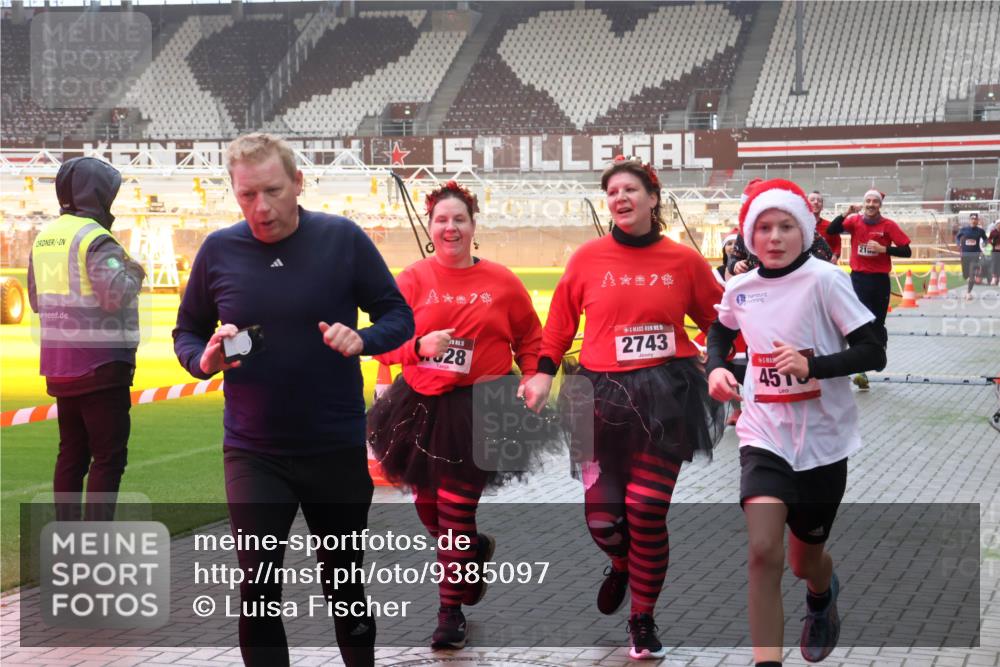 07.12.2025 - St. Pauli X-Mass-Run No. 15 Luisa Fischer http://msf.ph/oto/9385097 07.12.2025 10:16:52 Ziel 15, 2743, 28, 45, 216, 394, 1328, 2185, 2266, 2545, 2743, 4362, 4363, 4510 meine-sportfotos.de