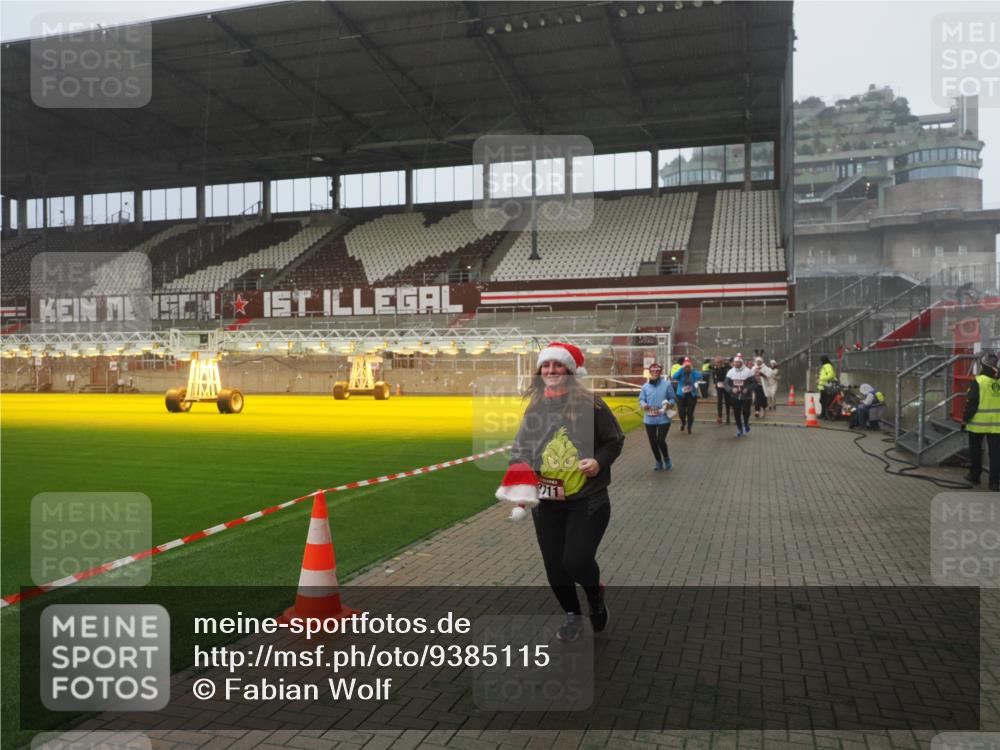 07.12.2025 - St. Pauli X-Mass-Run No. 15 Fabian Wolf http://msf.ph/oto/9385115 07.12.2025 10:13:08 Ziel 80, 1044, 1126, 1397, 1733, 2687, 2711, 2712, 3588, 3589, 4487, 4664 meine-sportfotos.de