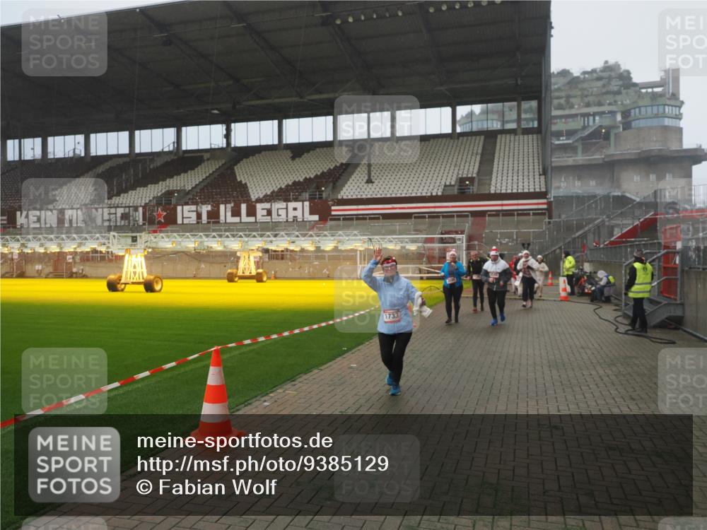 07.12.2025 - St. Pauli X-Mass-Run No. 15 Fabian Wolf http://msf.ph/oto/9385129 07.12.2025 10:13:10 Ziel 80, 1044, 1126, 1397, 1733, 2711, 2712, 3588, 3589, 4081, 4082, 4083, 4487, 4664 meine-sportfotos.de