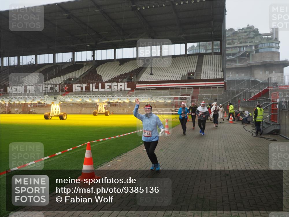 07.12.2025 - St. Pauli X-Mass-Run No. 15 Fabian Wolf http://msf.ph/oto/9385136 07.12.2025 10:13:11 Ziel 80, 1044, 1126, 1397, 1733, 2711, 2712, 3588, 3589, 4081, 4082, 4083, 4487, 4664 meine-sportfotos.de