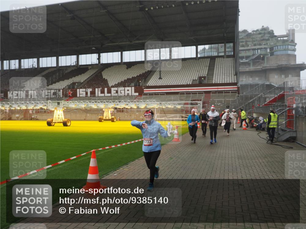 07.12.2025 - St. Pauli X-Mass-Run No. 15 Fabian Wolf http://msf.ph/oto/9385140 07.12.2025 10:13:11 Ziel 80, 1044, 1126, 1397, 1733, 2711, 2712, 3588, 3589, 4081, 4082, 4083, 4487, 4664 meine-sportfotos.de