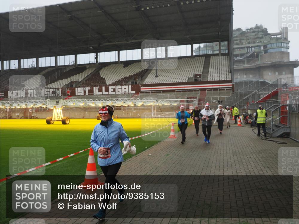 07.12.2025 - St. Pauli X-Mass-Run No. 15 Fabian Wolf http://msf.ph/oto/9385153 07.12.2025 10:13:12 Ziel 1044, 1126, 1397, 1733, 2711, 2712, 3588, 3589, 4081, 4082, 4083, 4664 meine-sportfotos.de