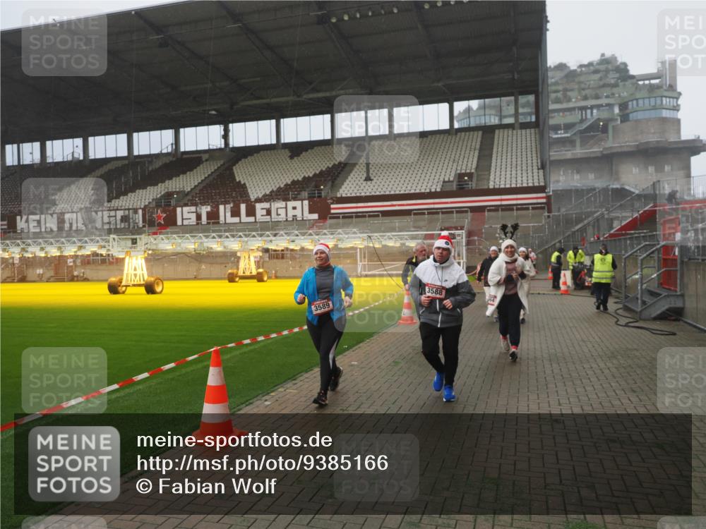 07.12.2025 - St. Pauli X-Mass-Run No. 15 Fabian Wolf http://msf.ph/oto/9385166 07.12.2025 10:13:14 Ziel 1044, 1126, 1397, 1733, 2711, 2712, 3588, 3589, 4081, 4082, 4083, 4664 meine-sportfotos.de