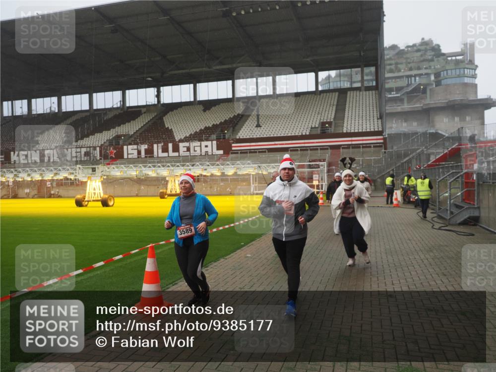 07.12.2025 - St. Pauli X-Mass-Run No. 15 Fabian Wolf http://msf.ph/oto/9385177 07.12.2025 10:13:15 Ziel 1044, 1126, 1397, 1733, 2711, 2712, 3588, 3589, 4081, 4082, 4083, 4664 meine-sportfotos.de
