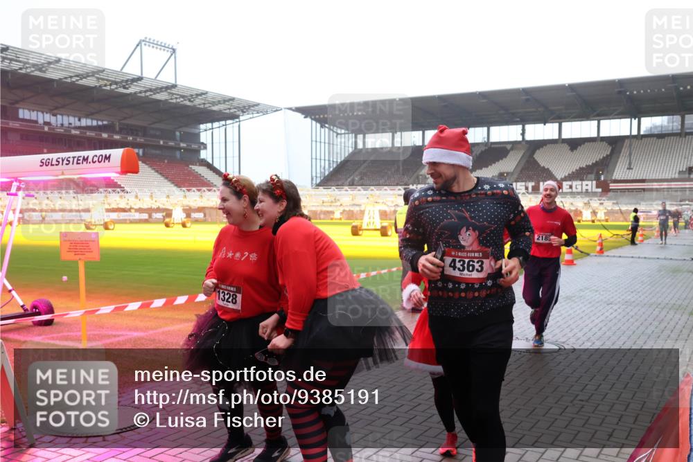 07.12.2025 - St. Pauli X-Mass-Run No. 15 Luisa Fischer http://msf.ph/oto/9385191 07.12.2025 10:16:56 Ziel 1328, 15, 4363, 2185, 394, 1328, 2185, 2266, 2743, 3633, 4356, 4359, 4362, 4363, 4510, 4769 meine-sportfotos.de