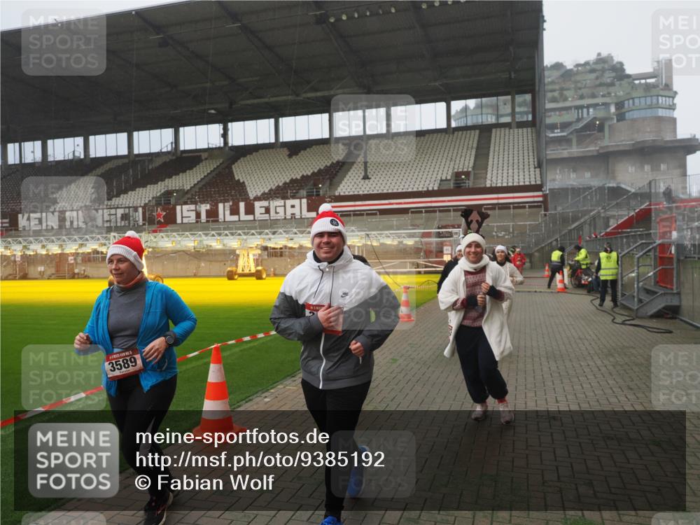07.12.2025 - St. Pauli X-Mass-Run No. 15 Fabian Wolf http://msf.ph/oto/9385192 07.12.2025 10:13:15 Ziel 1044, 1126, 1397, 1733, 2711, 2712, 3588, 3589, 4081, 4082, 4083, 4664 meine-sportfotos.de